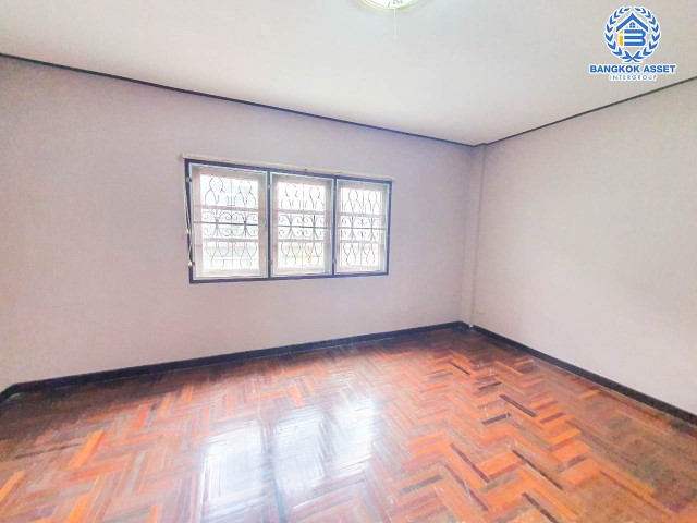 ทาวน์โฮม 3 ชั้นมือสอง เพชรเกษม ม.สุชา1 เพชรเกษม เนื้อที่กว้าง 17.60 ตร.ว. ฟังก์ชัน 4 ห้องนอน 3 ห้องน้ำ ที่จอดรถ 1 คัน ภายในสภาพดี มีพื้นที่ใช้สอยกว้างขวาง โครงการตั้งบนทำเลแห่งการเดินทาง ใกล้รถไฟฟ้าสายสีน้ำเงิน "สถานีหลักสอง" และจุดขึ้นทางด่วน "พระราม2"...